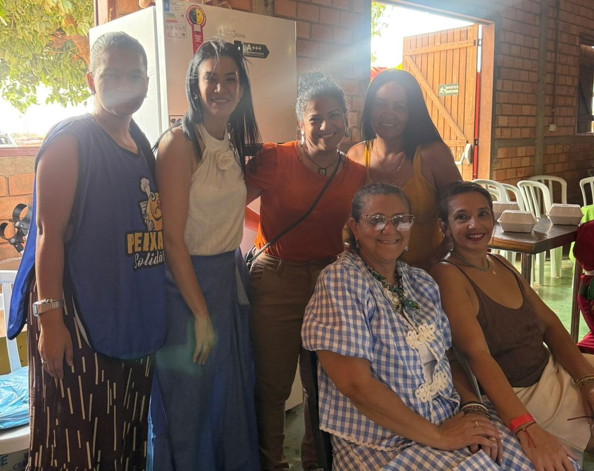 Mãe e criança lendo juntos no espaço para famílias